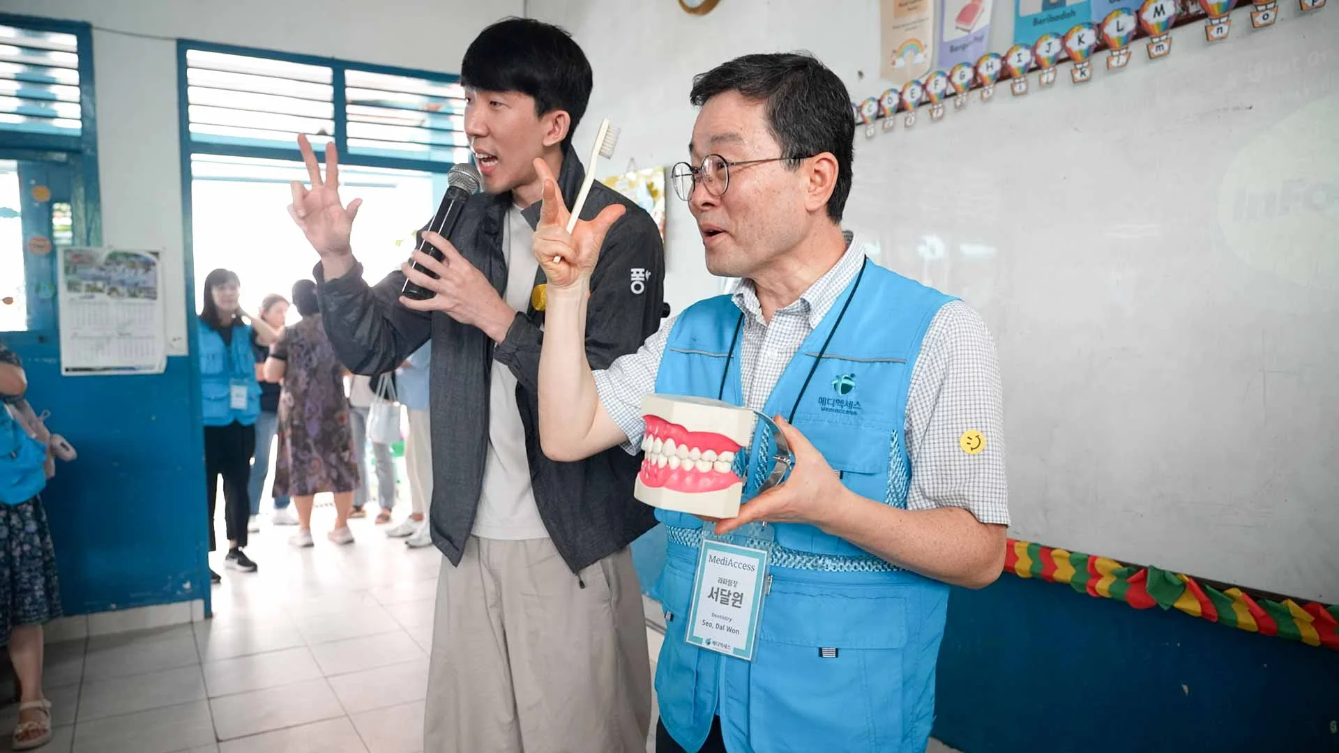 학생들에게 양치 교육을 하는 모습