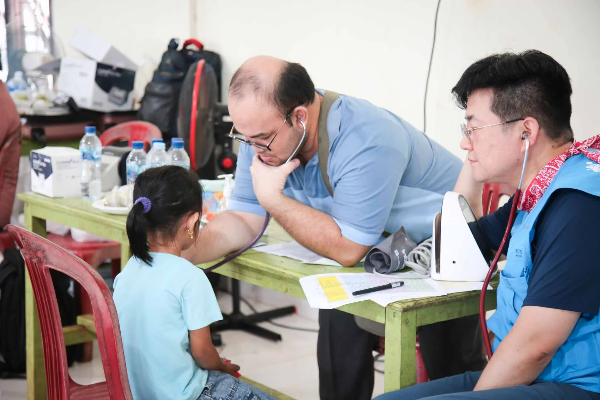 의사가 어린이 환자를 진료하는 모습